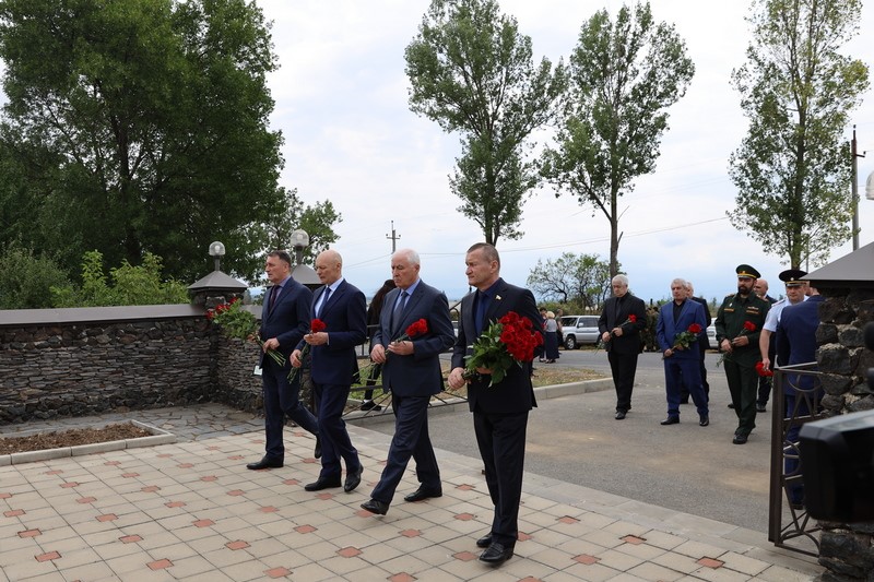 08. Алан Гаглоев почтил память защитников Отечества и мирных жителей, погибших в августовской войне 2008 года