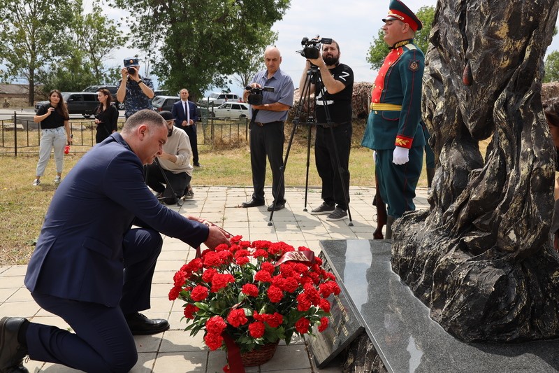 09. Алан Гаглоев почтил память защитников Отечества и мирных жителей, погибших в августовской войне 2008 года