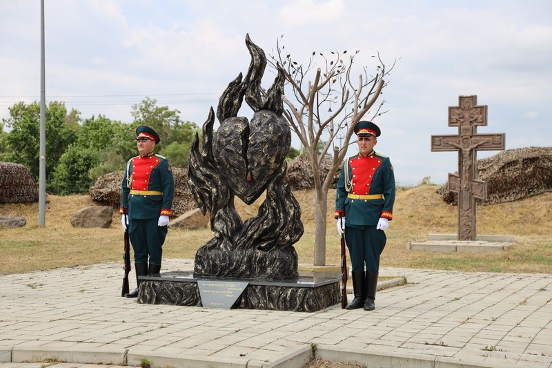 10. Алан Гаглоев почтил память защитников Отечества и мирных жителей, погибших в августовской войне 2008 года