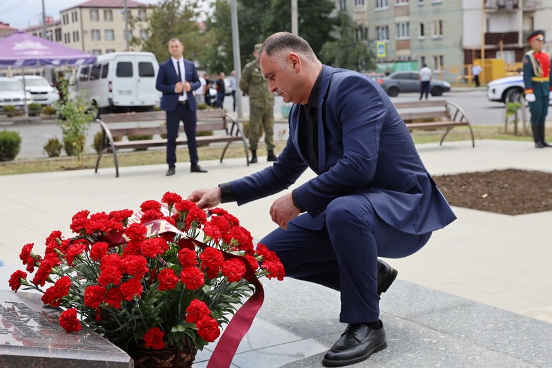 11. Алан Гаглоев почтил память защитников Отечества и мирных жителей, погибших в августовской войне 2008 года