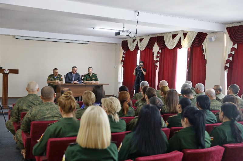 1. Алан Гаглоев представил личному составу Министерства обороны нового руководителя