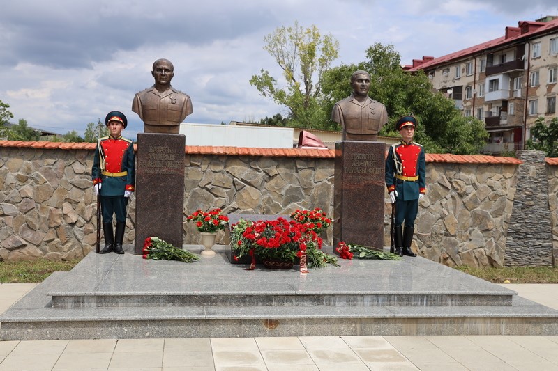 13. Алан Гаглоев почтил память защитников Отечества и мирных жителей, погибших в августовской войне 2008 года