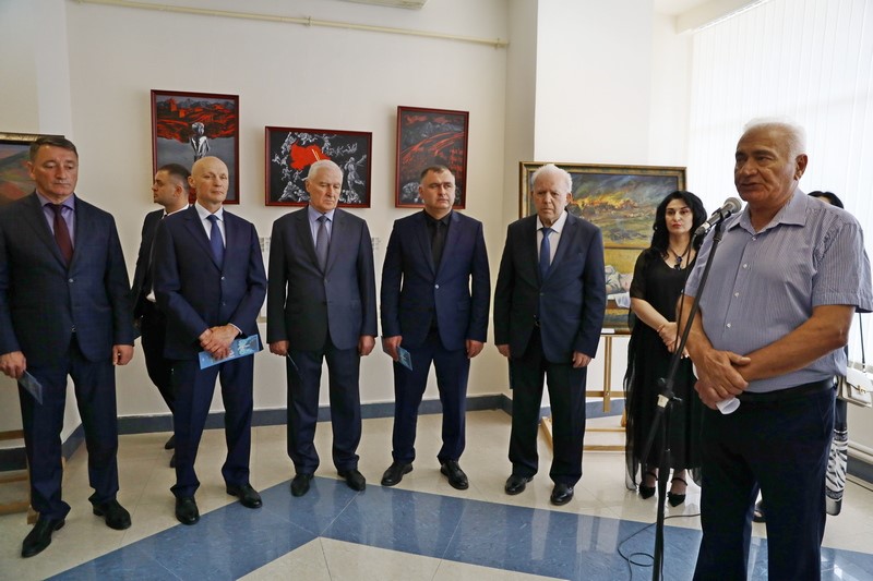Алан Гаглоев посетил выставку «Геноцид глазами художников»