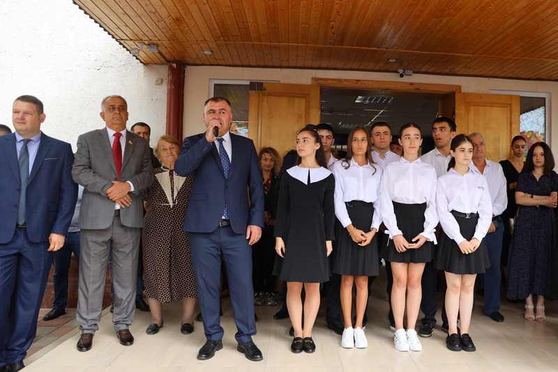 1. Алан Гаглоев посетил торжественную линейку в Цхинвальской школе №12