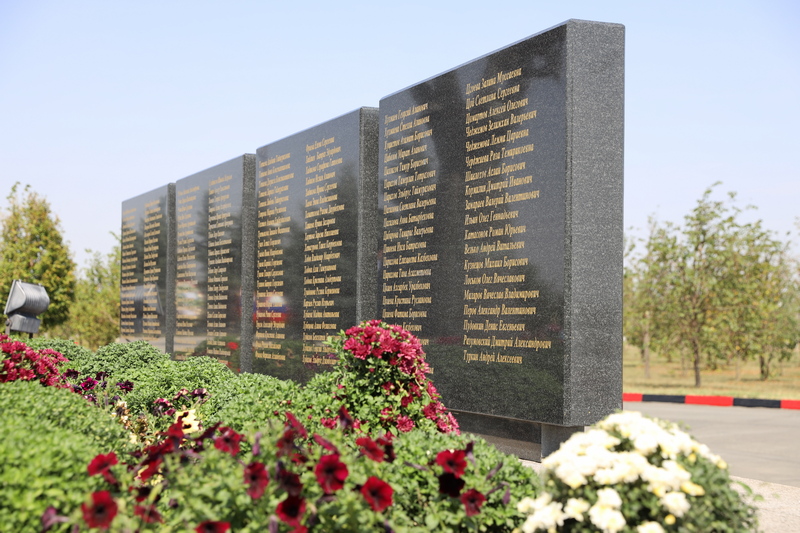 2. Алан Гаглоев принял участие в памятных мероприятиях, посвященных 18-й годовщине теракта в Беслане