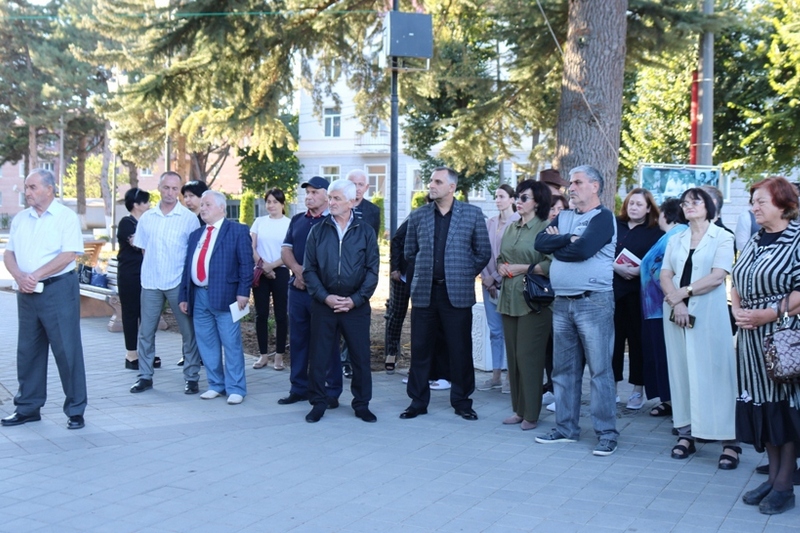 3. Алан Гаглоев принял участие в памятной акции, посвященной памяти выдающегося политического и общественного деятеля Алана Чочиева