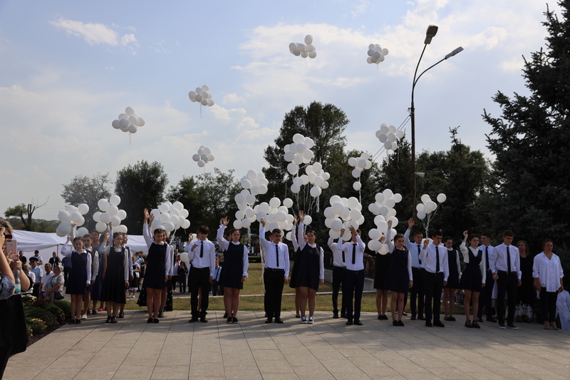 4. Алан Гаглоев принял участие в памятных мероприятиях, посвященных 18-й годовщине теракта в Беслане