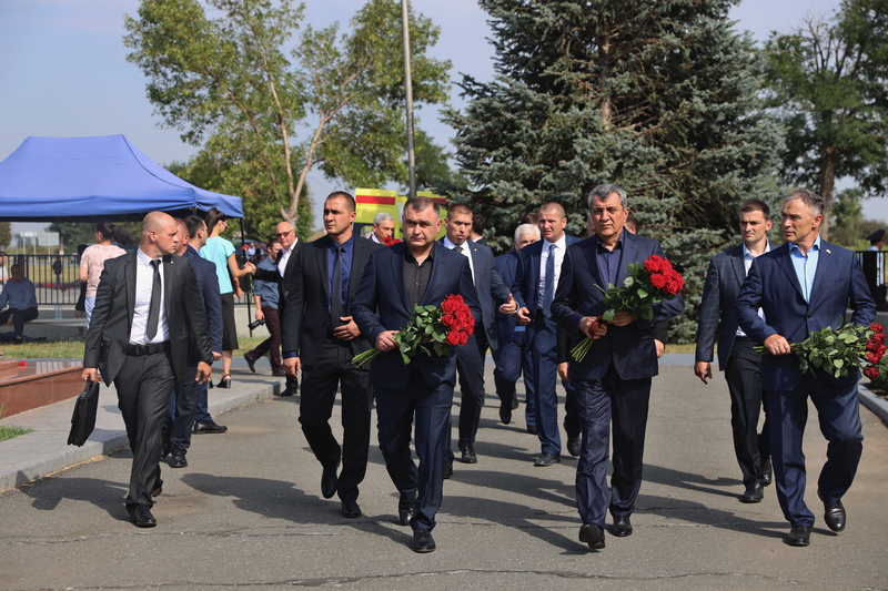 5. Алан Гаглоев принял участие в памятных мероприятиях, посвященных 18-й годовщине теракта в Беслане