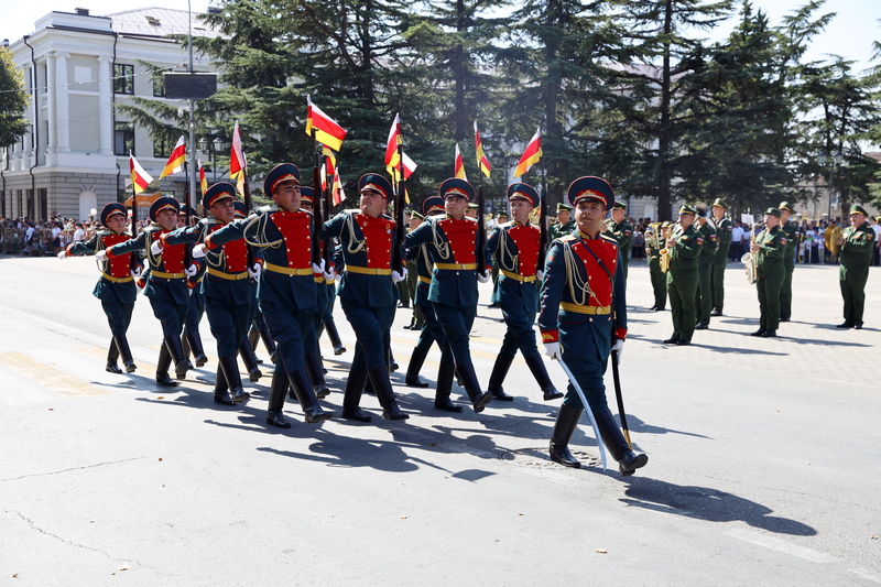 yjkic63o. Военный парад в честь празднования 32-й годовщины Республики Южная Осетия