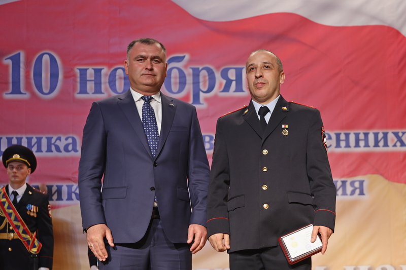 8_hu427. Алан Гаглоев принял участие в торжественном собрании, посвященном Дню работника правоохранительных органов