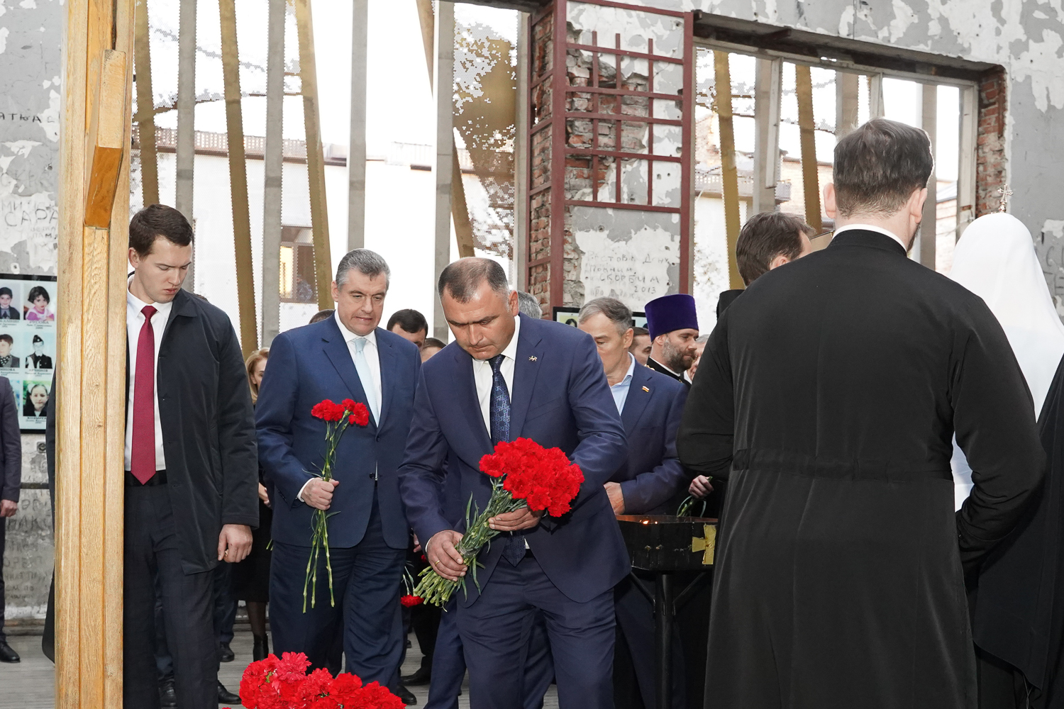 9y8xbw9p. Алан Гаглоев почтил память жертв Бесланской трагедии