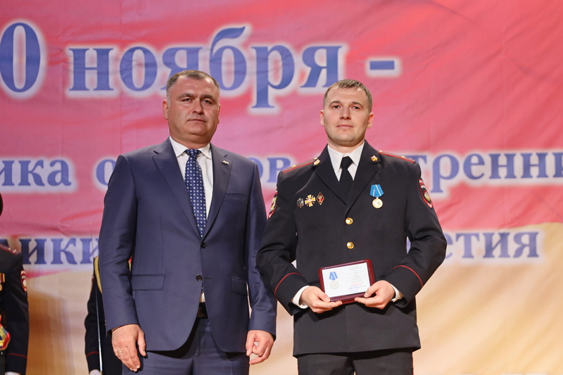 bnbupn8c. Алан Гаглоев принял участие в торжественном собрании, посвященном Дню работника правоохранительных органов