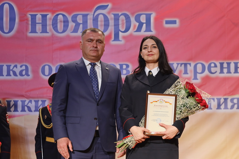 qt3uqcot. Алан Гаглоев принял участие в торжественном собрании, посвященном Дню работника правоохранительных органов