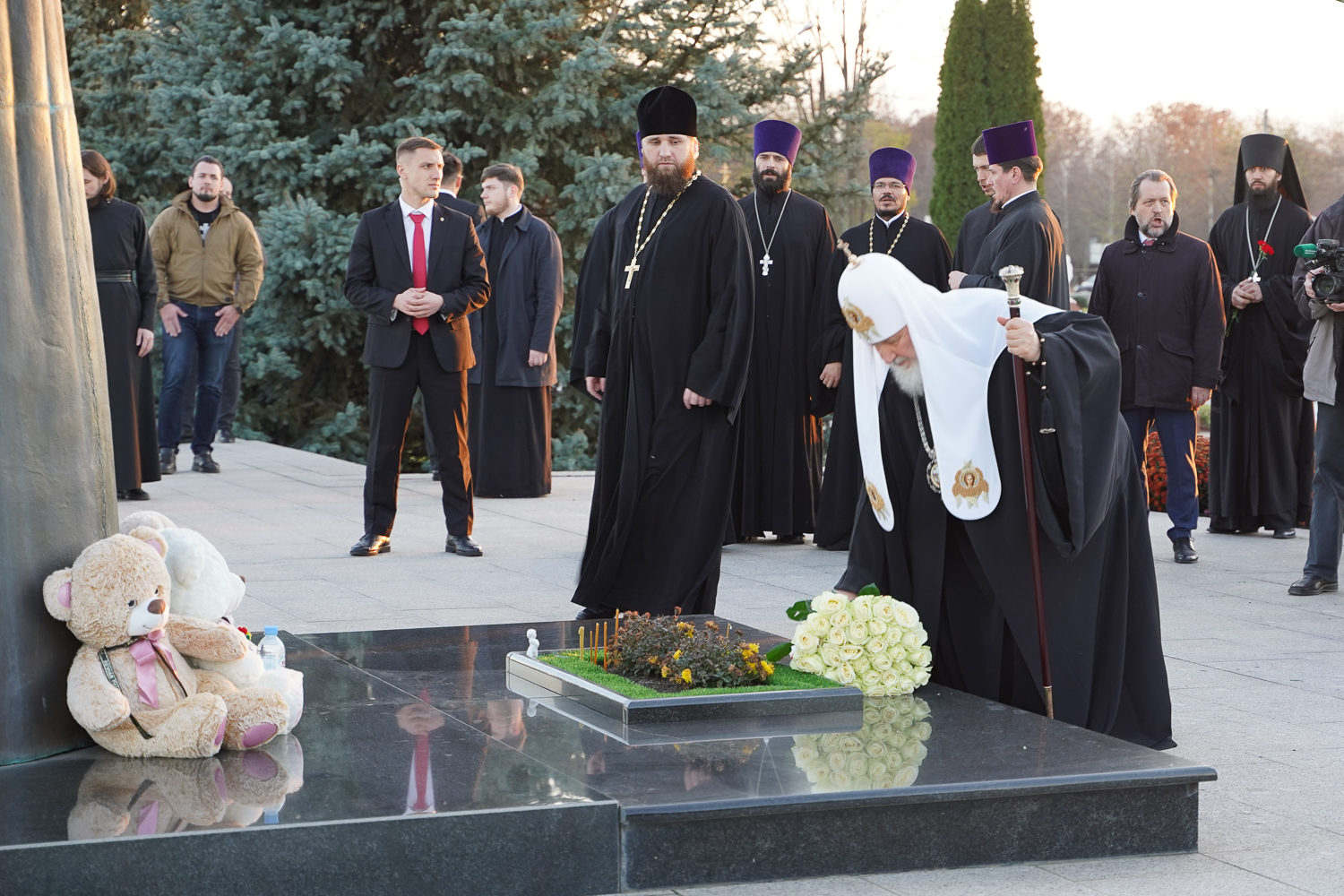 xa8m057k. Алан Гаглоев почтил память жертв Бесланской трагедии