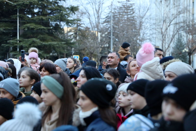 4fptwmbt. Алан Гаглоев принял участие в церемонии открытия Республиканской елки