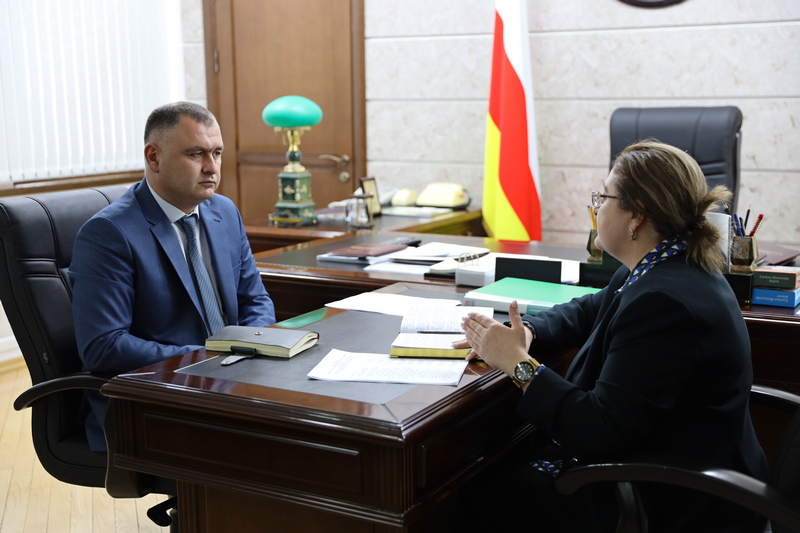 7gypf7hz. Встреча с Министром здравоохранения и социального развития Агундой Плиевой