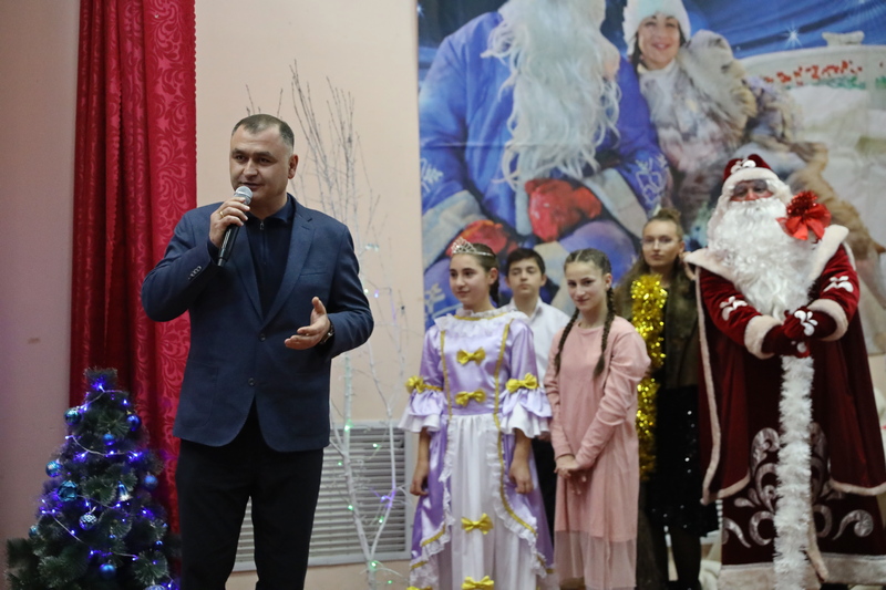 t_if3w. Алан Гаглоев посетил музыкальное представление «Рождественская мечта»
