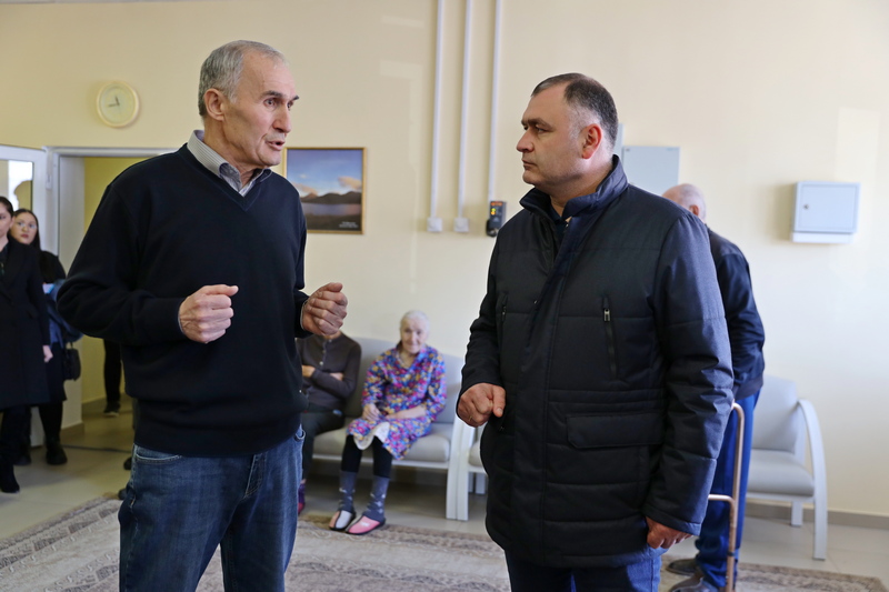 Алан Гаглоев посетил Медико-социальный центр