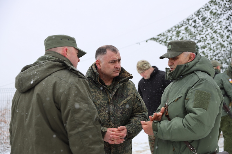 1opp9i2l. Алан Гаглоев посетил пограничников, несущих службу на цнелисском участке югоосетино-грузинской границы