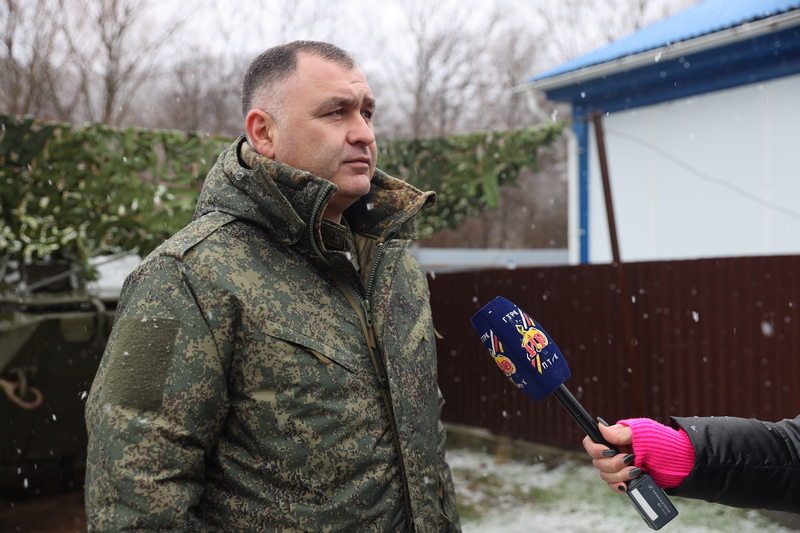 we7uq7y. Алан Гаглоев посетил пограничников, несущих службу на цнелисском участке югоосетино-грузинской границы