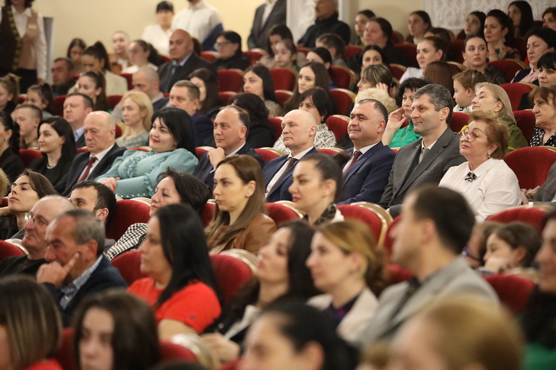 1zd307iu. Алан Гаглоев посетил церемонию закрытия Дней культуры Абхазии в Южной Осетии