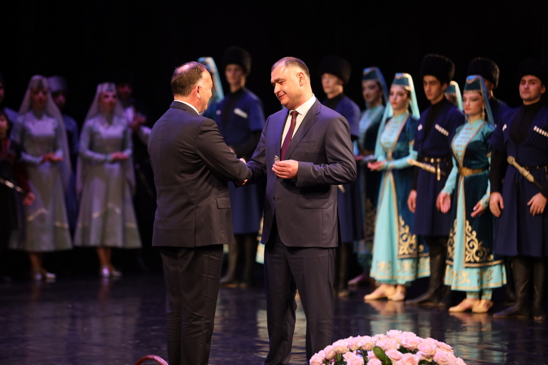 pw0hr3_b. Алан Гаглоев посетил церемонию закрытия Дней культуры Абхазии в Южной Осетии