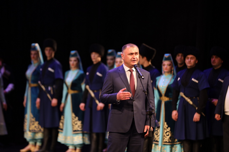 q5zp2c_r. Алан Гаглоев посетил церемонию закрытия Дней культуры Абхазии в Южной Осетии