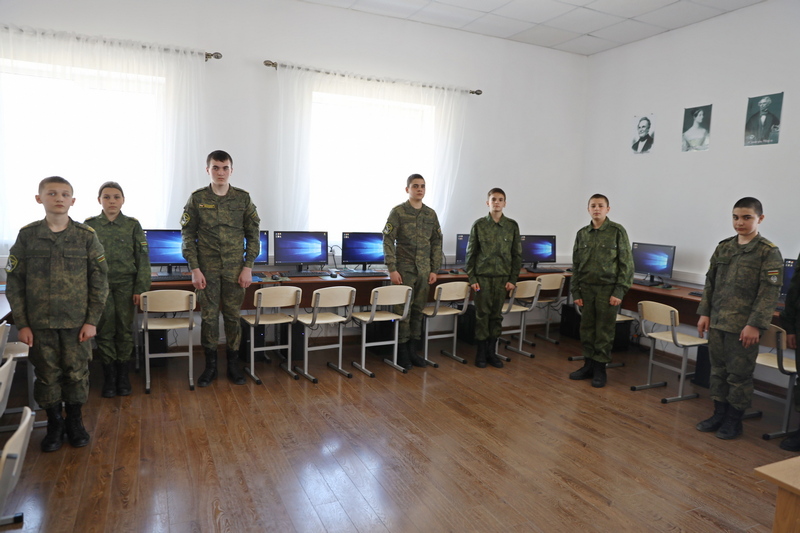 t0rf9ase. Алан Гаглоев принял участие в церемонии передачи Кадетской школе компьютерной техники и инвентаря