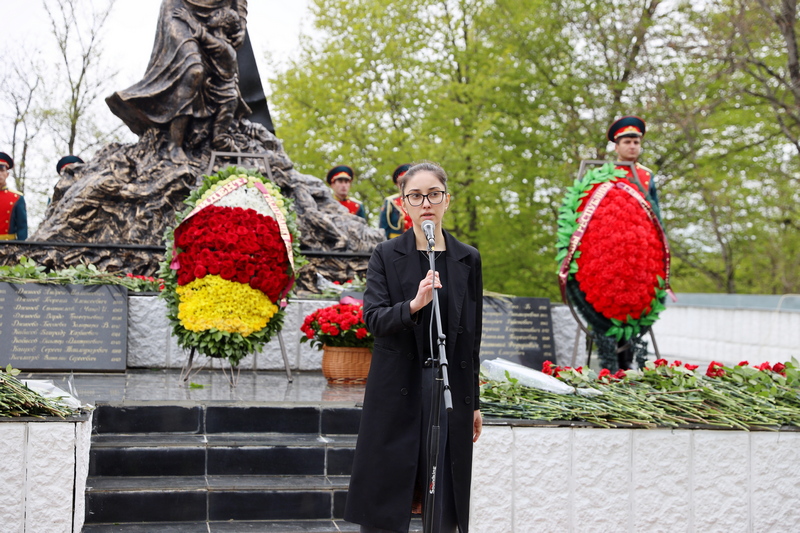 17sq8_z_. Алан Гаглоев почтил память жертв Зарской трагедии