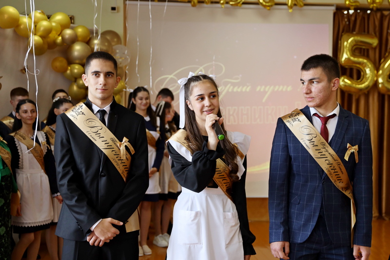 1mzy4onb. Алан Гаглоев поздравил выпускников с последним звонком