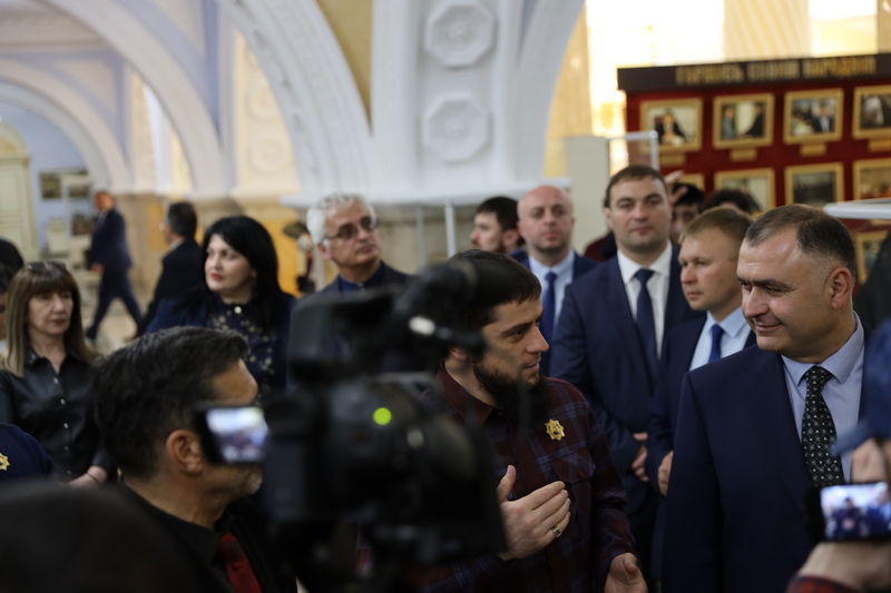 37m7uxbp. Алан Гаглоев возложил цветы к мемориалу первому Президенту Чеченской Республики Ахмату-Хаджи Кадырову