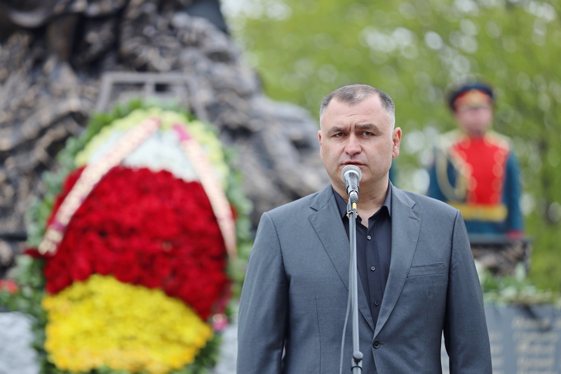 5b7gyt7f. Алан Гаглоев почтил память жертв Зарской трагедии