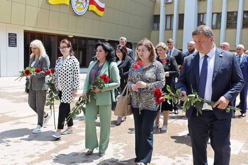 7pbzq1x. Церемония возложения цветов к бюсту первого руководителя Республики Южная Осетия Тореза Кулумбегова