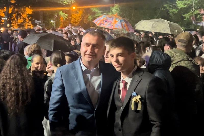 bvpwyz_8. Алан Гаглоев поздравил выпускников с окончанием школы