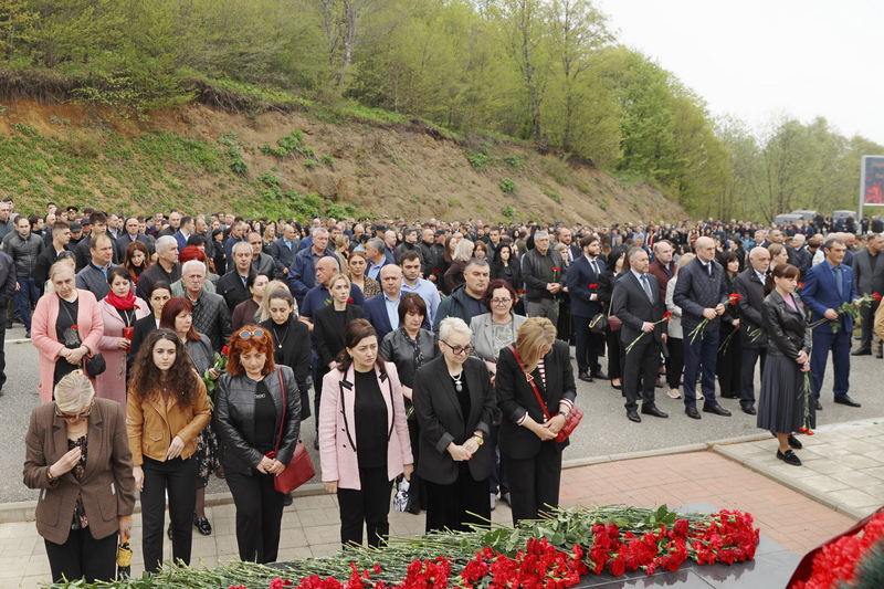 ittufhq. Алан Гаглоев почтил память жертв Зарской трагедии