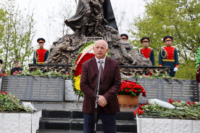 jldy8dx9. Алан Гаглоев почтил память жертв Зарской трагедии