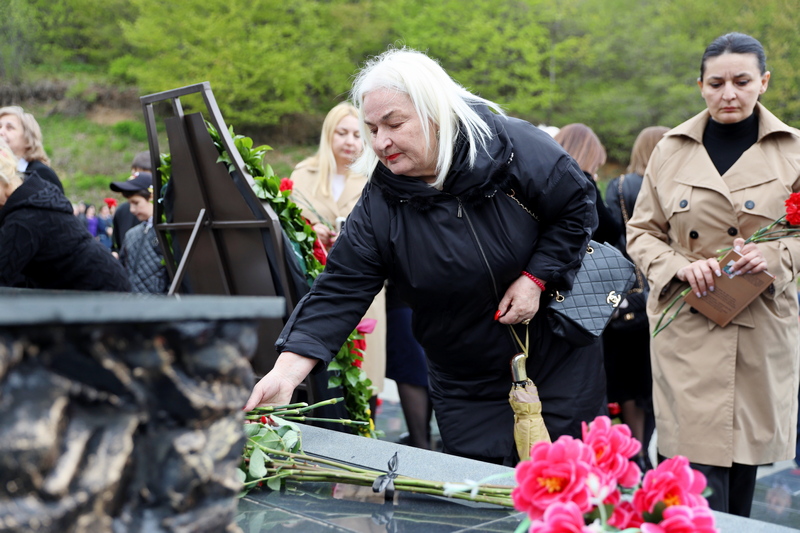 mhibsijc. Алан Гаглоев почтил память жертв Зарской трагедии