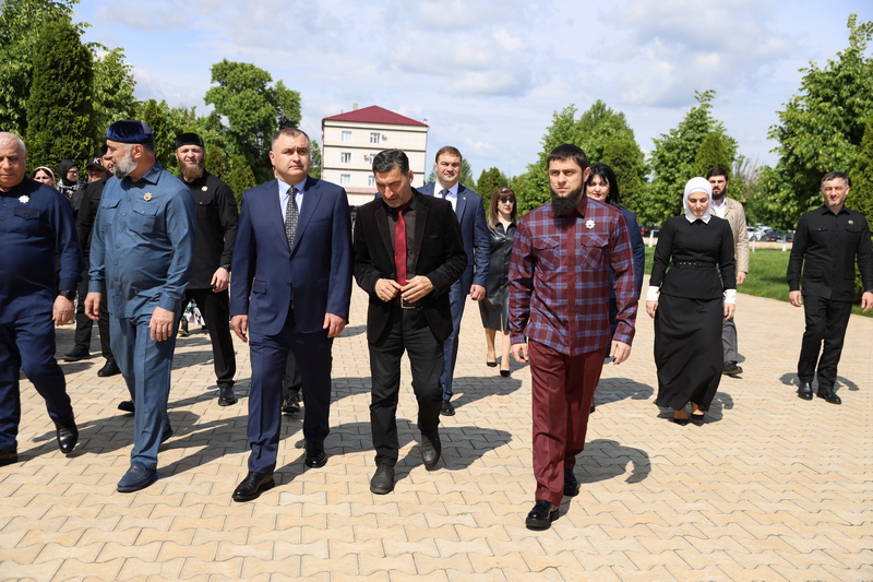 mlzm2jj. Алан Гаглоев возложил цветы к мемориалу первому Президенту Чеченской Республики Ахмату-Хаджи Кадырову