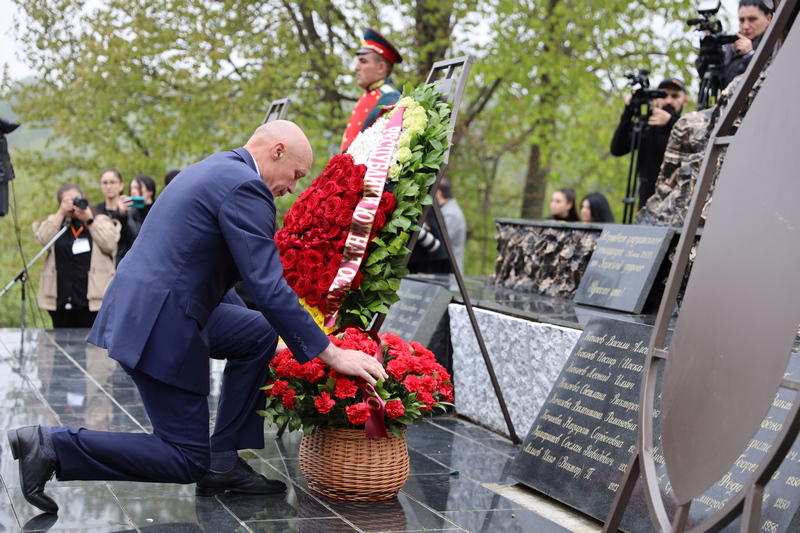 mt6k60tw. Алан Гаглоев почтил память жертв Зарской трагедии