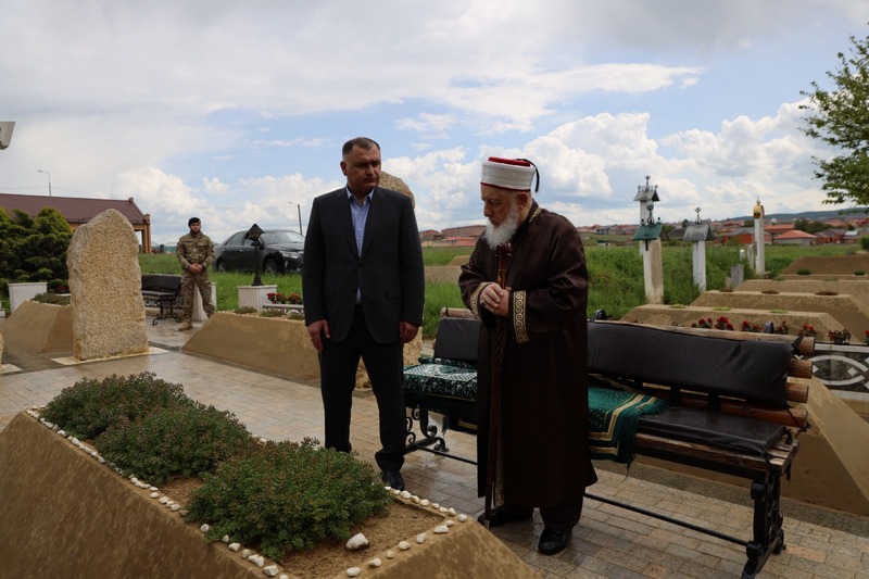 ou1mu6wg. Алан Гаглоев посетил могилу первого Президента Чеченской Республики Ахмата-Хаджи Кадырова