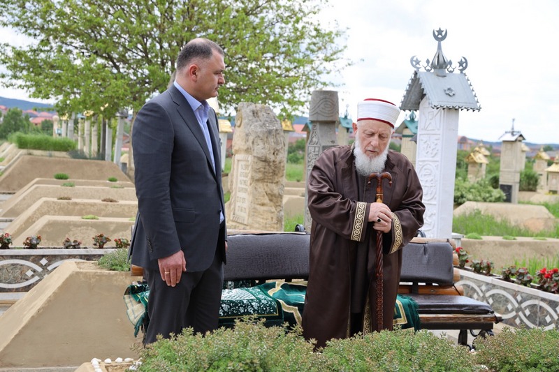 qpe3g8lg. Алан Гаглоев посетил могилу первого Президента Чеченской Республики Ахмата-Хаджи Кадырова