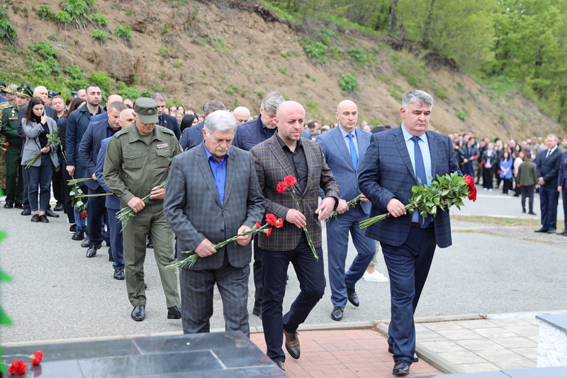 s4k6i_l. Алан Гаглоев почтил память жертв Зарской трагедии