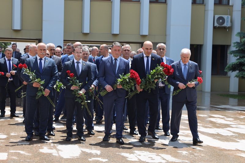 sc2zwi7o. Церемония возложения цветов к бюсту первого руководителя Республики Южная Осетия Тореза Кулумбегова