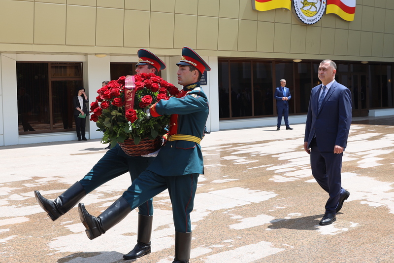 Церемония возложения цветов к бюсту первого руководителя Республики Южная Осетия Тореза Кулумбегова