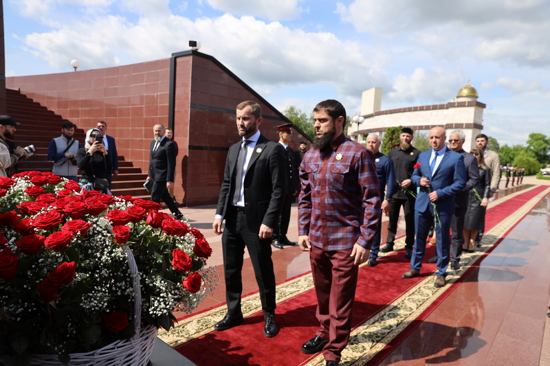 w39z5x59. Алан Гаглоев возложил цветы к мемориалу первому Президенту Чеченской Республики Ахмату-Хаджи Кадырову