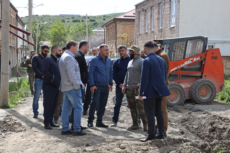 xcmoyxb. Алан Гаглоев проинспектировал ход строительных работ в Цхинвале