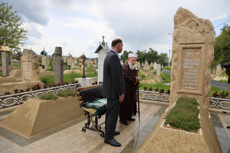ysldywuy. Алан Гаглоев посетил могилу первого Президента Чеченской Республики Ахмата-Хаджи Кадырова