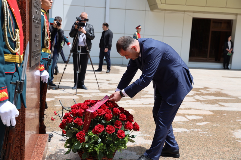 z6wwlkzm. Церемония возложения цветов к бюсту первого руководителя Республики Южная Осетия Тореза Кулумбегова