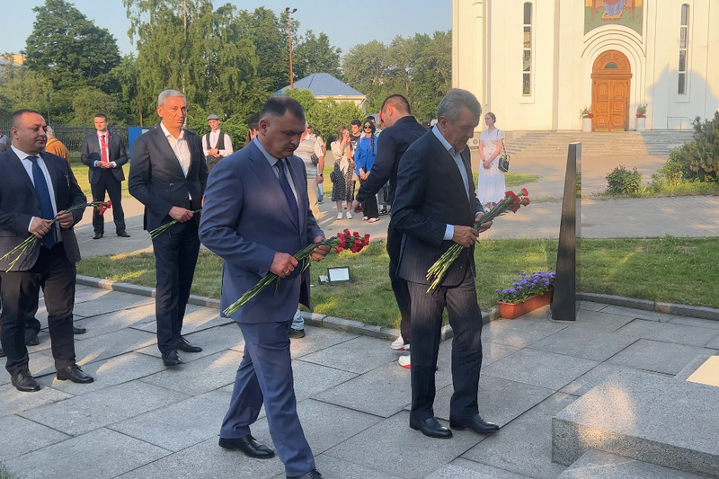 nyg3rnsf. Алан Гаглоев возложил цветы к Монументу жертвам Беслана в Санкт-Петербурге