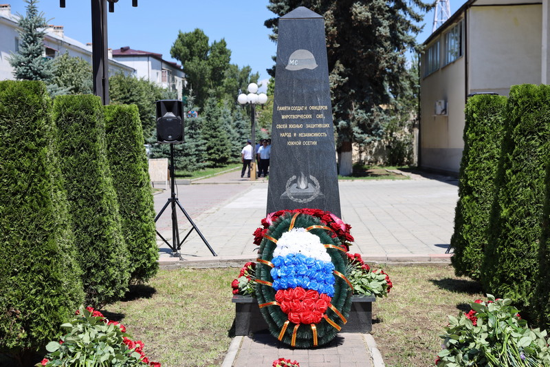 dsazhi5. Алан Гаглоев почтил память героев-миротворцев